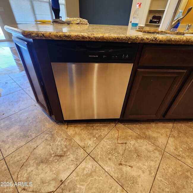 609 E Pearce Rd Phoenix, AZ 85042 photo 3