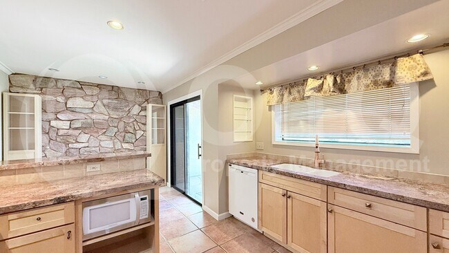 3821 S Kenwood Ln Tempe, AZ 85282 photo 4