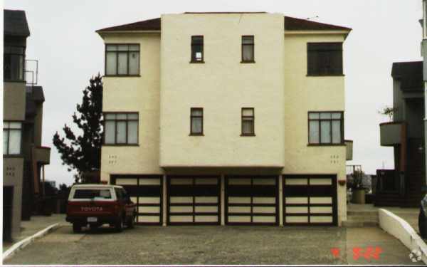 339-345 Wayne Ave Oakland, CA 94606 photo 2