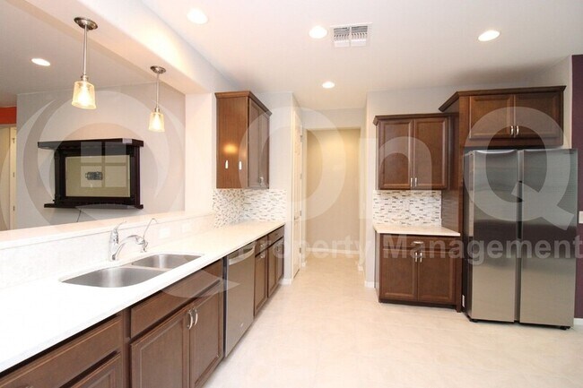 9644 W Fallen Leaf Ln Peoria, AZ 85383 photo 5