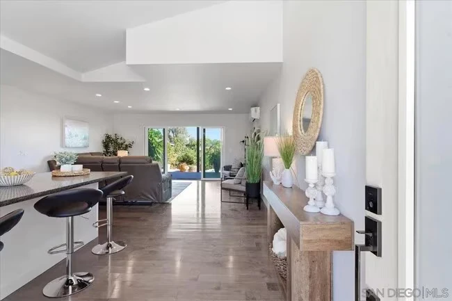 5447 Soledad Rd San Diego, CA 92037 photo 2