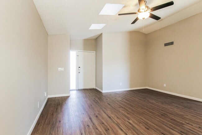 11175 N 82nd Ln Peoria, AZ 85345 photo 4