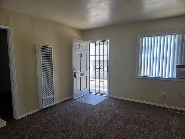 318 W Cypress Ave El Cajon, CA 92020 photo 4