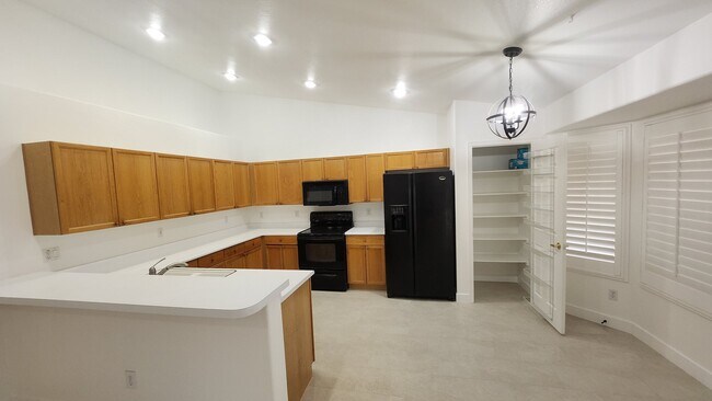 1410 E Bruce Ave photo 3