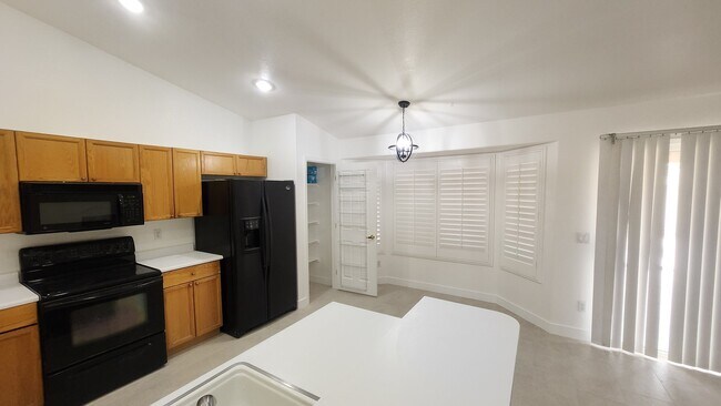 1410 E Bruce Ave photo 5