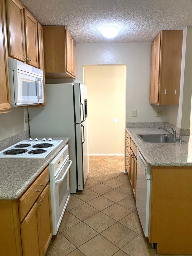 85 Vernon St Oakland, CA 94610 photo 5