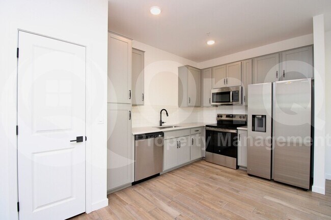 2820 W Red Fox Rd Phoenix, AZ 85083 photo 3