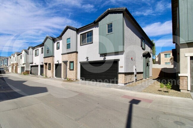2820 W Red Fox Rd Phoenix, AZ 85083 photo 2
