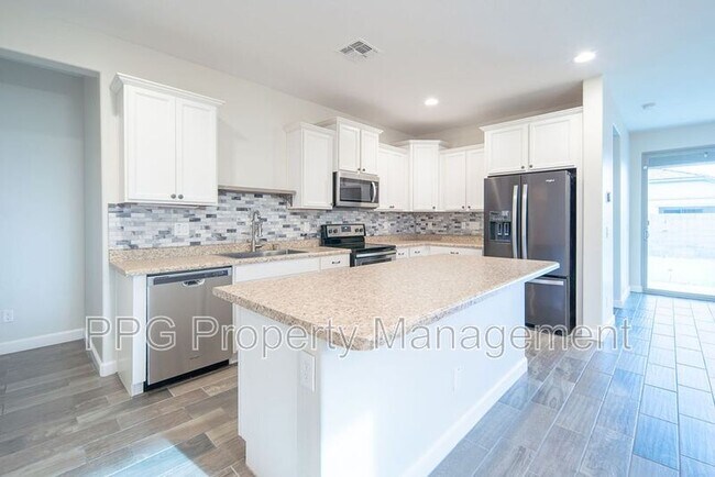 18027 W Tina Ln Surprise, AZ 85387 photo 4