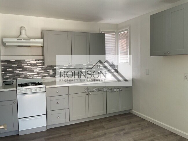 214 W Carlton Way photo 4