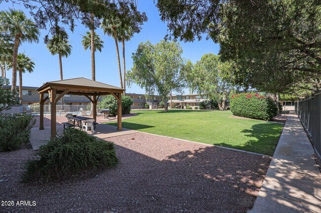 1111 E Turney Ave Phoenix, AZ 85014 photo 2