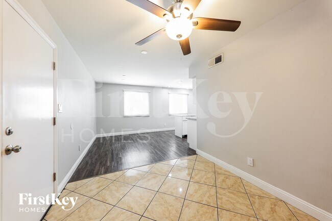 2122 W Shaw Butte Dr Phoenix, AZ 85029 photo 3