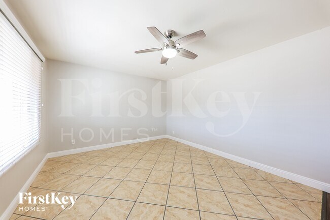 2122 W Shaw Butte Dr Phoenix, AZ 85029 photo 4