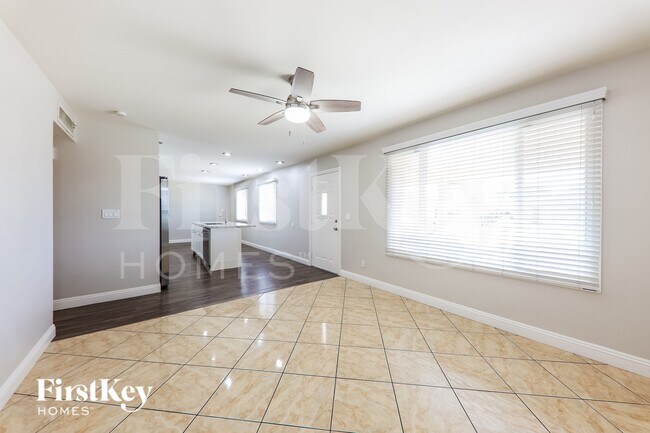 2122 W Shaw Butte Dr Phoenix, AZ 85029 photo 2