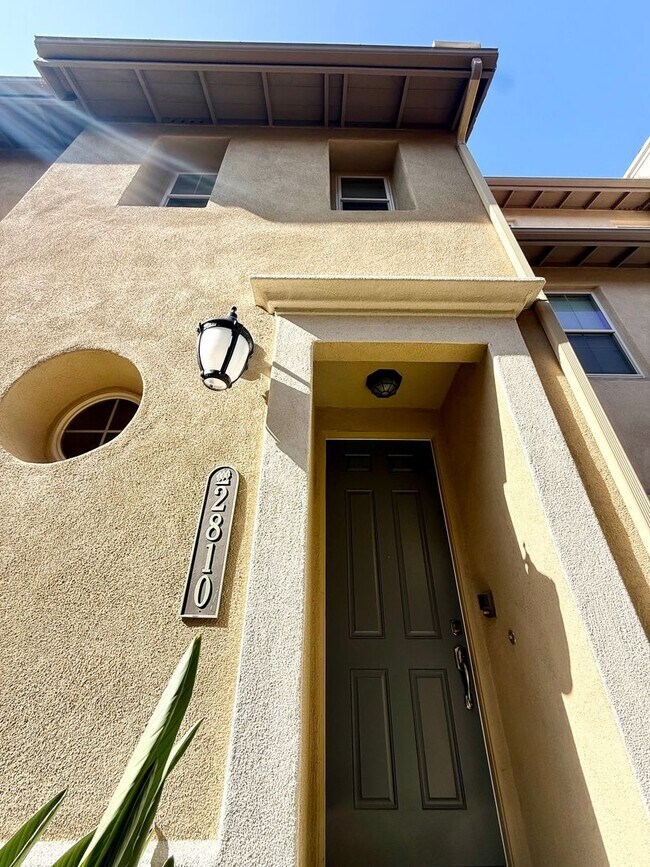 $$750 OFF FIRST MONTHS RENT!! 3 Bedroom 2 Ba w/2 car garage! photo 3
