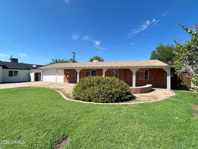 3122 E Montecito Ave photo 2