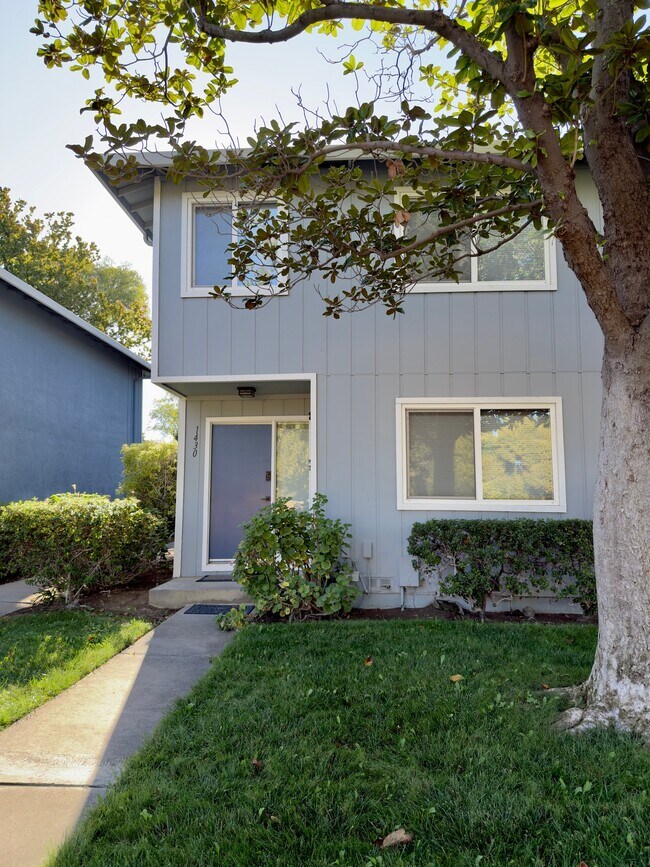 3BR/3BA Townhouse on Newhall Pkwy · Concord photo 2