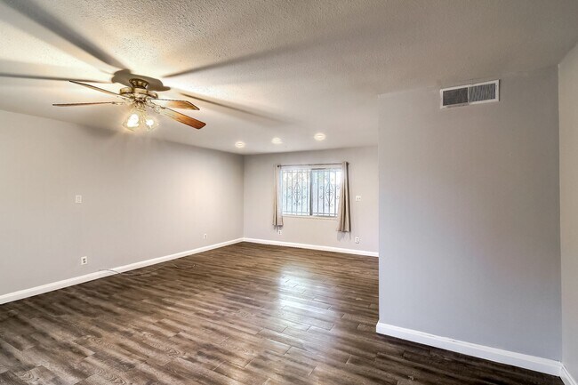 5406 W El Caminito Dr Glendale, AZ 85302 photo 2
