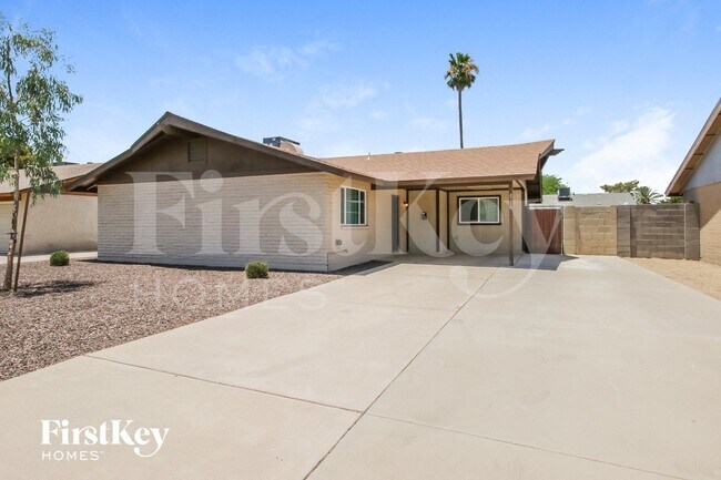 4716 S Kenwood Ln photo 2