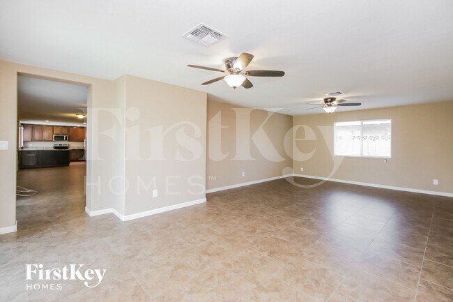 4716 S Kenwood Ln photo 4