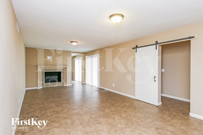 4716 S Kenwood Ln photo 3