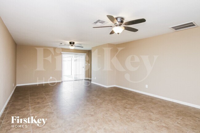 4716 S Kenwood Ln photo 5