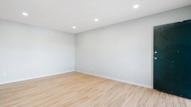 243 San Jacinto Dr San Diego, CA 92114 photo 2