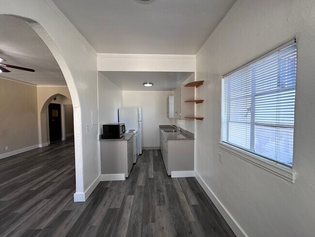 2208 Carroll St Oakland, CA 94606 photo 4