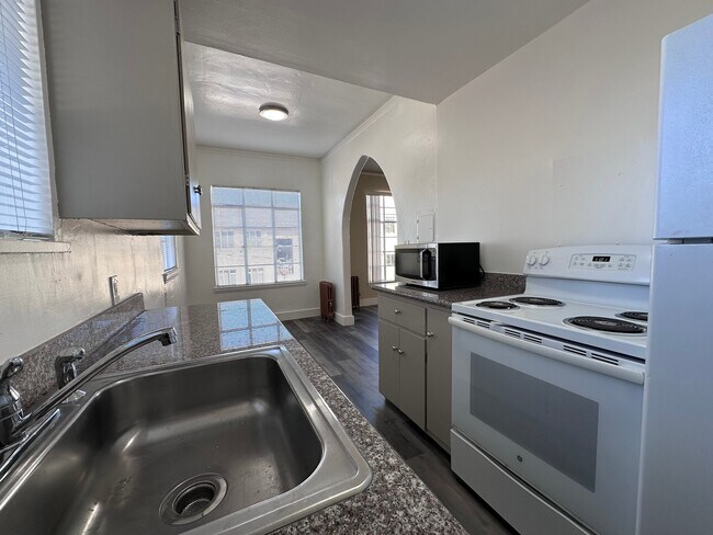2208 Carroll St Oakland, CA 94606 photo 5