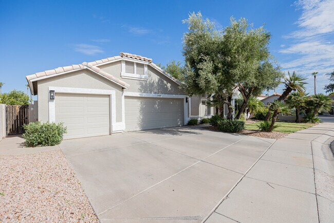 904 South Dolphin Drive, Gilbert, AZ 85233 photo 2