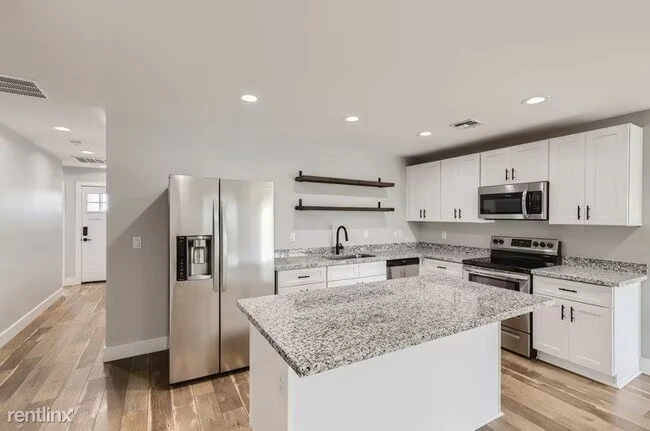 4665 S 38th Ln Phoenix, AZ 85041 photo 2