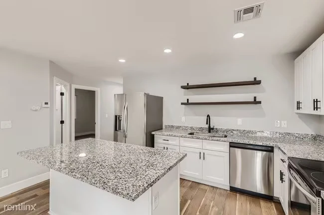 4665 S 38th Ln Phoenix, AZ 85041 photo 3
