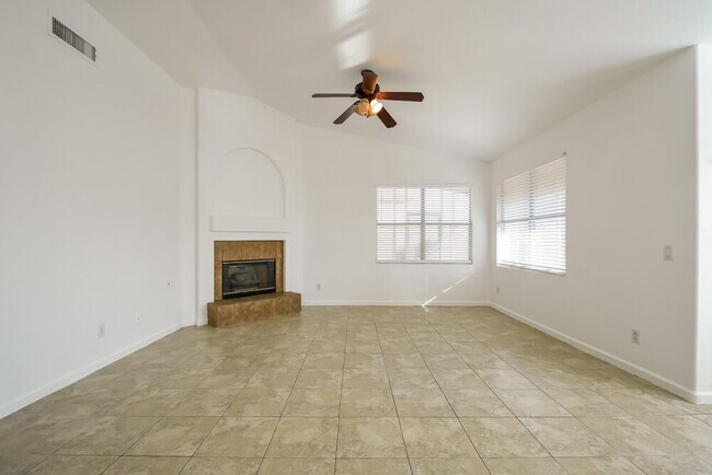 9528 W Clara Ln Peoria, AZ 85382 photo 4