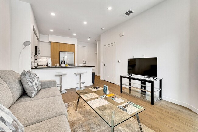 593 Camino De La Reina San Diego, CA 92108 photo 2