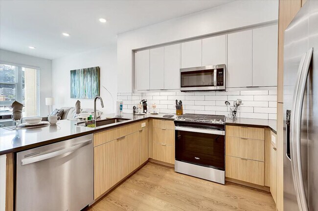 593 Camino De La Reina San Diego, CA 92108 photo 4