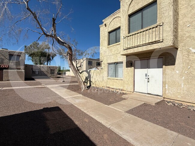 1464 N 54th Ave Phoenix, AZ 85043 photo 3