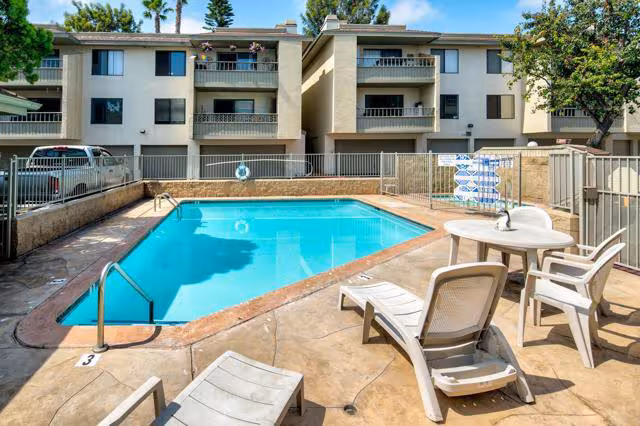3215 Midway Dr San Diego, CA 92110 photo 2