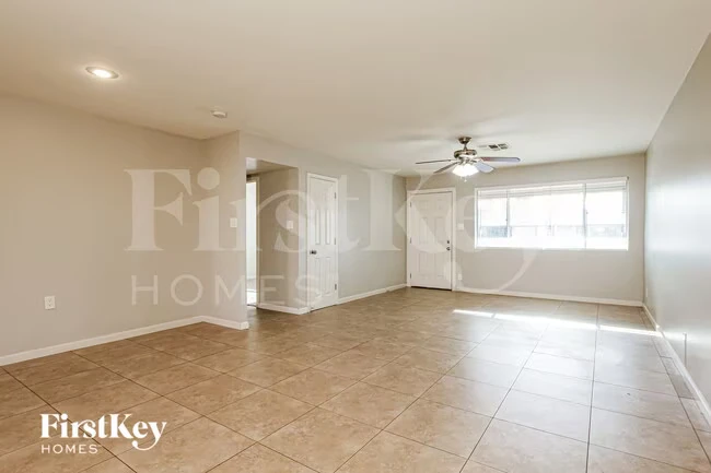 8802 N 35th Dr Phoenix, AZ 85051 photo 3