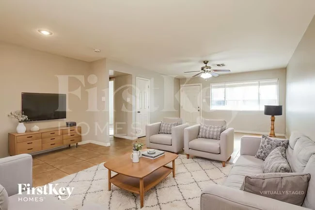 8802 N 35th Dr Phoenix, AZ 85051 photo 4