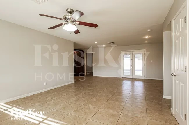 8802 N 35th Dr Phoenix, AZ 85051 photo 2