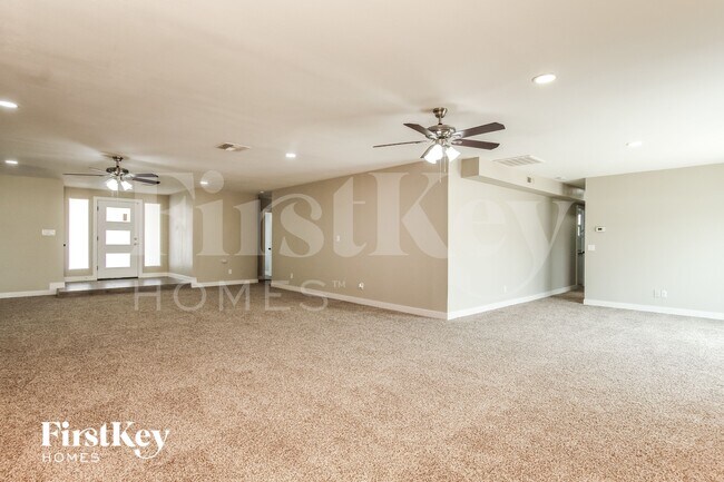 8038 W Windrose Dr Peoria, AZ 85381 photo 3