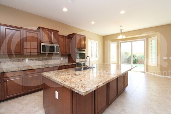 8039 W Molly Dr Peoria, AZ 85383 photo 4