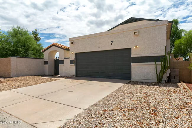 619 E Jensen Street photo 3