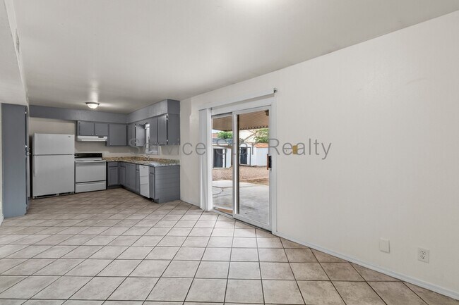 8414 N 56th Ave Glendale, AZ 85302 photo 5