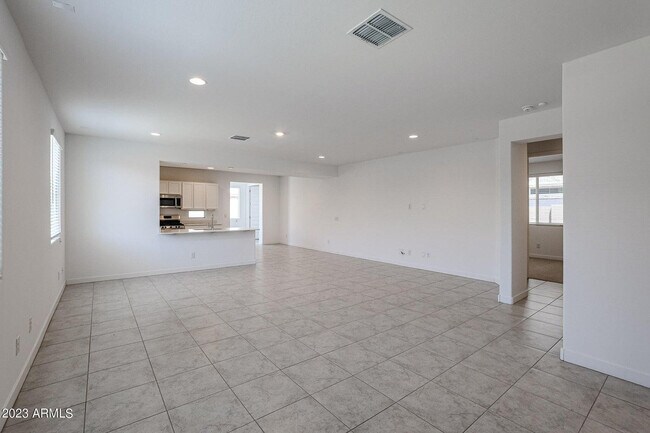16554 W Questa Dr Surprise, AZ 85387 photo 4