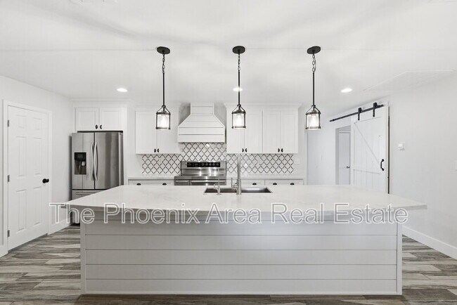 447 E Carson Dr Tempe, AZ 85282 photo 2