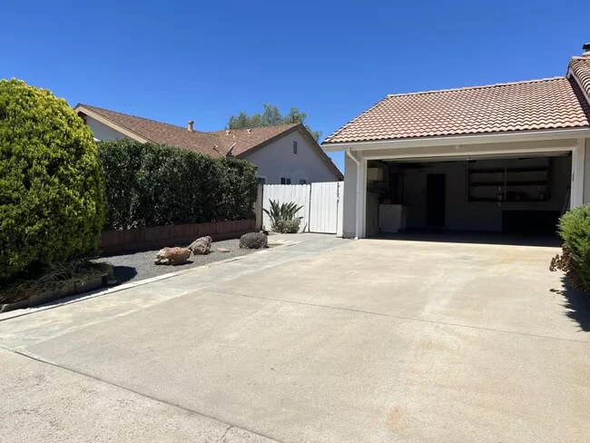 835 McLain St Escondido, CA 92027 photo 3