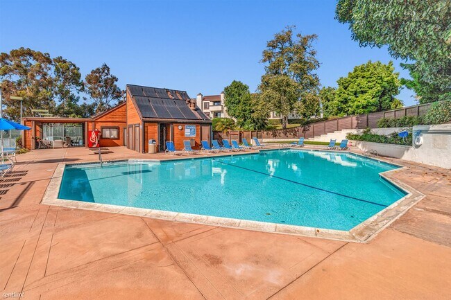 2250 Caminito Pescado San Diego, CA 92107 photo 4