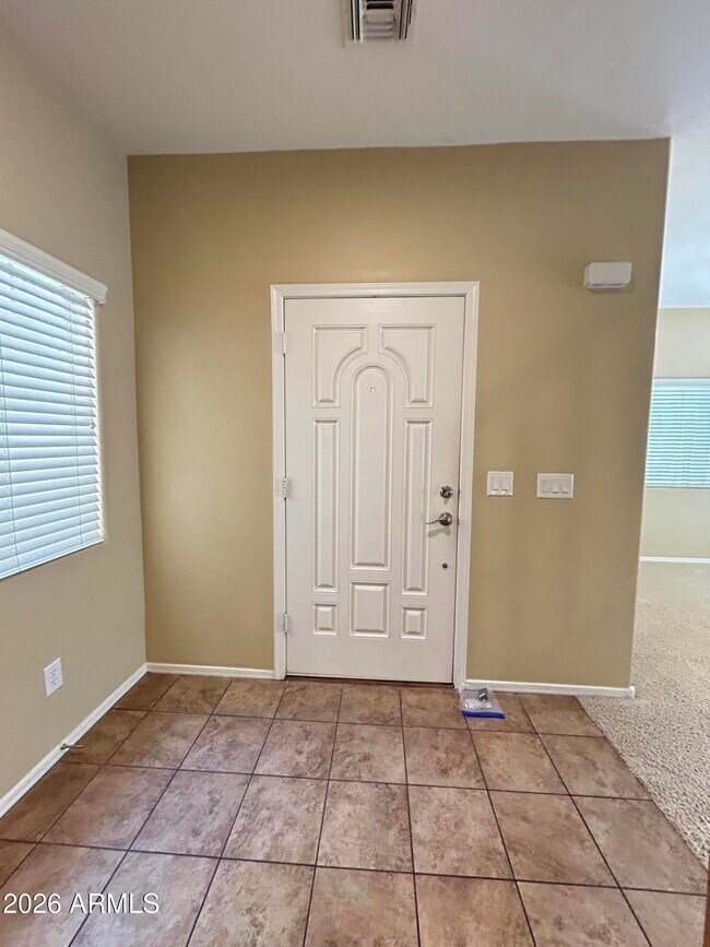 3 Bedroom, 2 1/2 Bathroom, 2 Car Garage in Peoria photo 2
