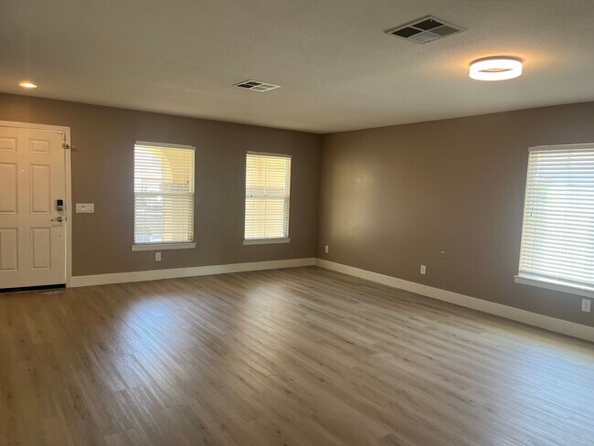 32180 Yosemite St Winchester, CA 92596 photo 2